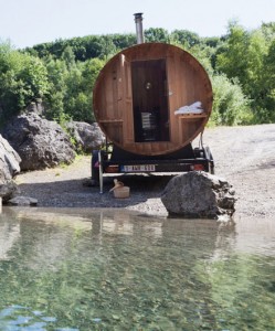 sauna mobile en bois de cèdre, service à domicile insolite et original à Bruxelles et en Belgique. Authentique poele à bois finlandais, sans électricité