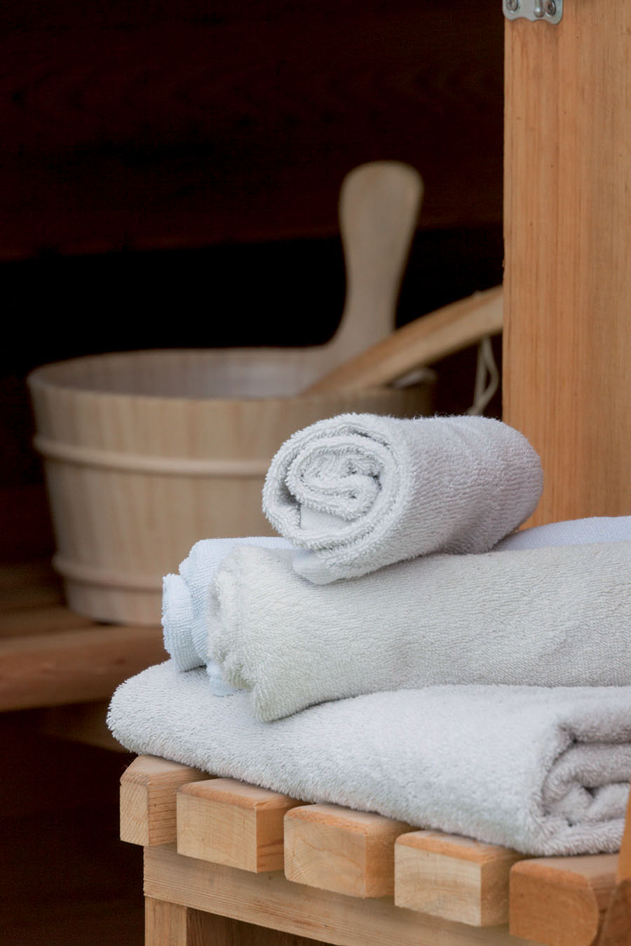 sauna mobile en bois de cèdre, service à domicile insolite et original à Bruxelles et en Belgique. Authentique poele à bois finlandais, sans électricité