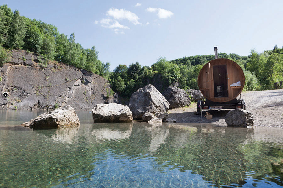 sauna mobile en bois de cèdre, service à domicile insolite et original à Bruxelles et en Belgique. Authentique poele à bois finlandais, sans électricité