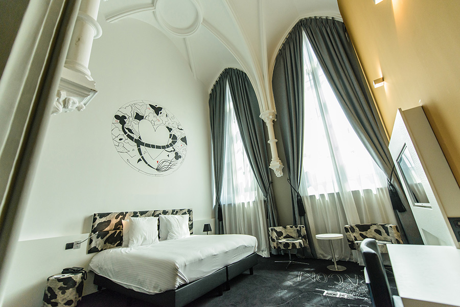 Le Dream, hotel insolite dans une ancienne chapelle à Mons, en Belgique. Chambres à thèmes et spa
